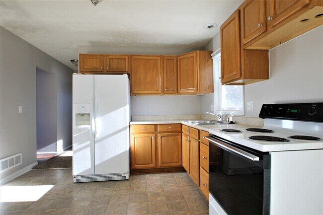 Building Photo - Gorgeous 3 bedroom / 1.5 Bath Home