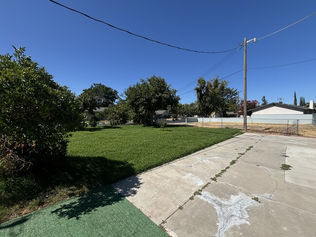 Building Photo - 1301 Higbee Dr