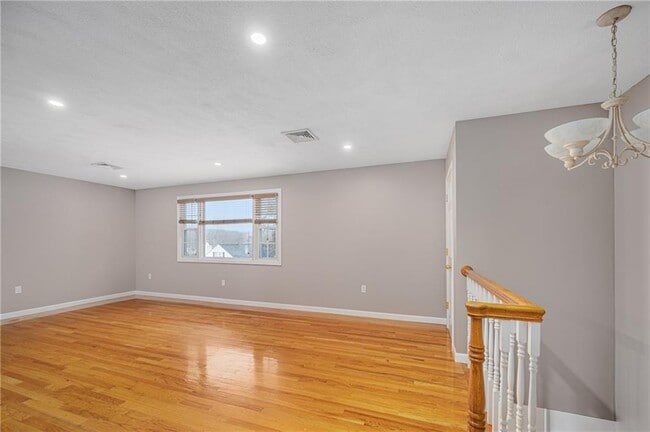 Building Photo - 190 Gladstone St