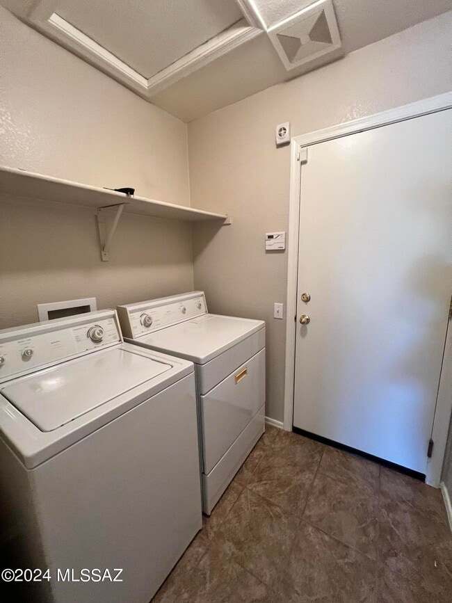 Building Photo - 8820 N Mesquite Bluffs Pl