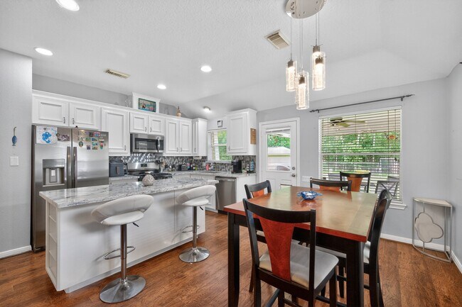 Building Photo - 1017 Pin Oak Dr