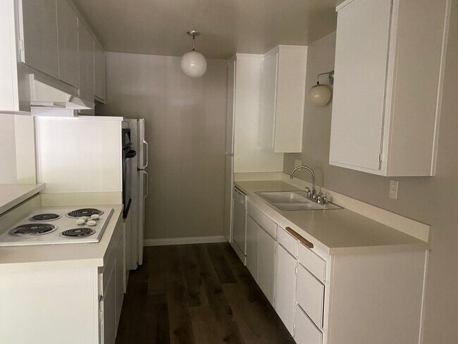 Building Photo - Spacious 1 Bedroom 1 Bath Upstairs Apartment