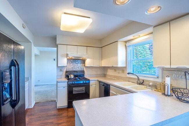 Building Photo - 331 E Fox Hill Dr