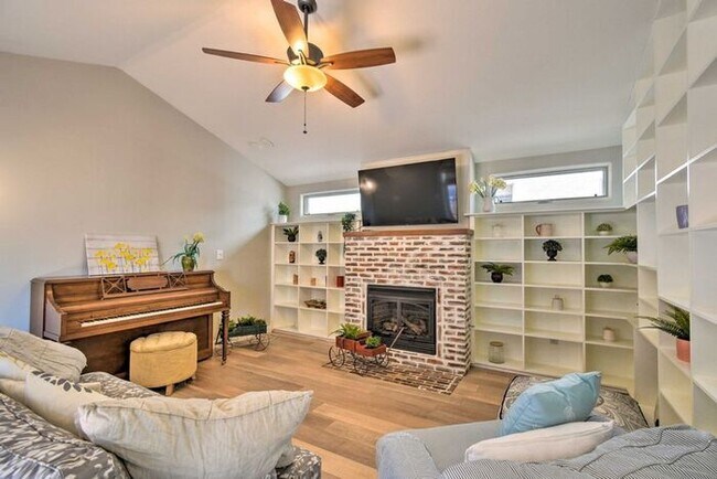Building Photo - 4 Bed, 3 Bath, stunning home, located in t...