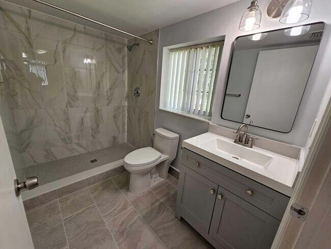 Building Photo - 1100 Crestwood Ct S