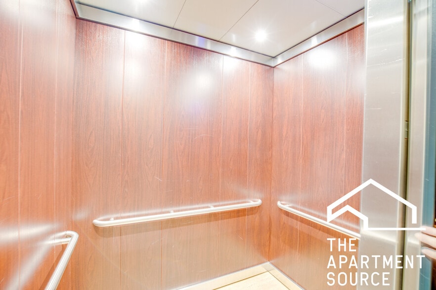 Building Photo - 2247 W Lawrence Ave