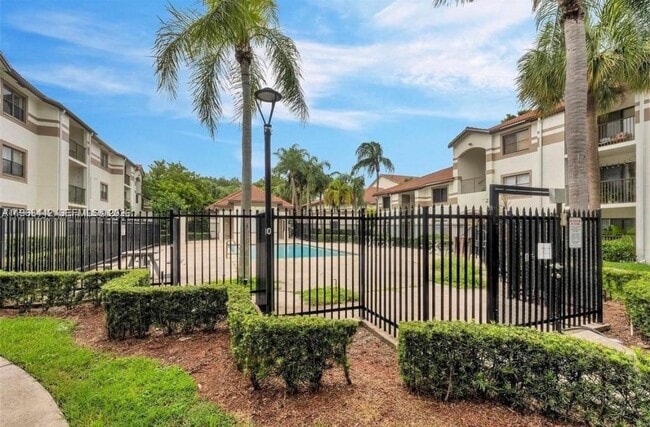 Building Photo - 570 S Park Rd