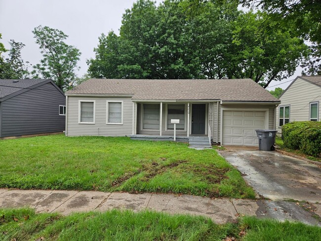 Primary Photo - For Lease – Living Just Minutes from Downt...