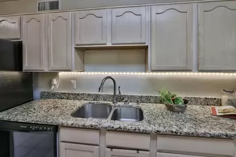 Building Photo - 713 Montclaire Dr NE