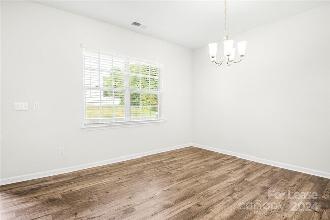 Building Photo - 3933 Meadow Green Dr