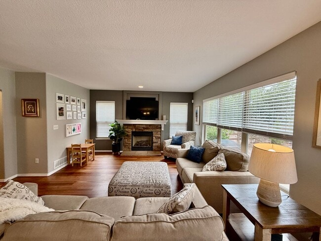 Building Photo - Stunning 4-Bedroom Home with Loft and Fini...