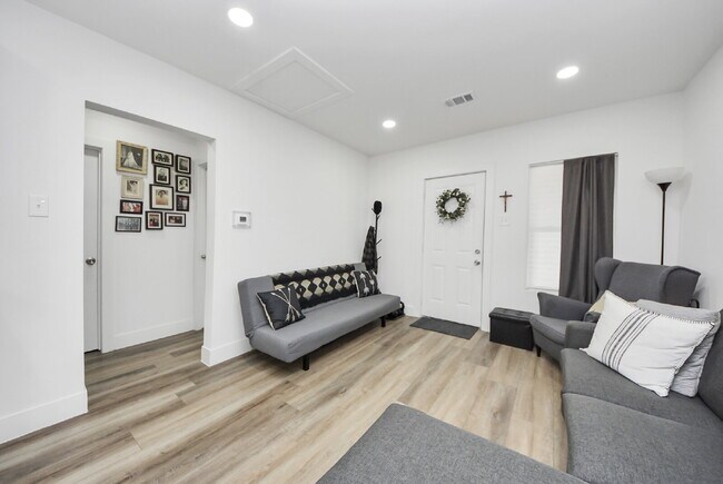 Building Photo - Historic Houston Charm with Modern Comfort Built In