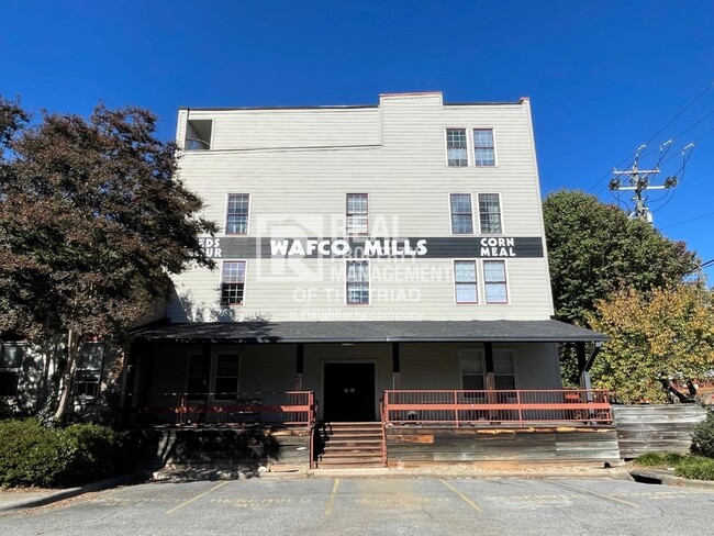 Building Photo - 1 Bedrom, 1 Bath Condo in Greensboro