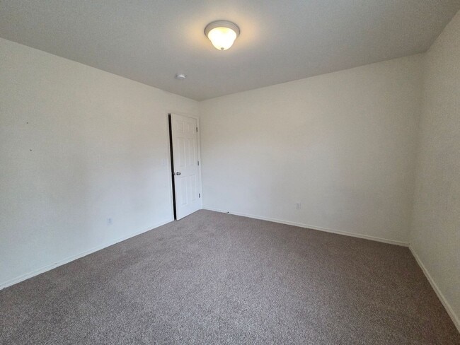 Building Photo - 3 Bed/2.5 Bath Single Family Home in River Canyon Estates - BRAND NEW CARPET