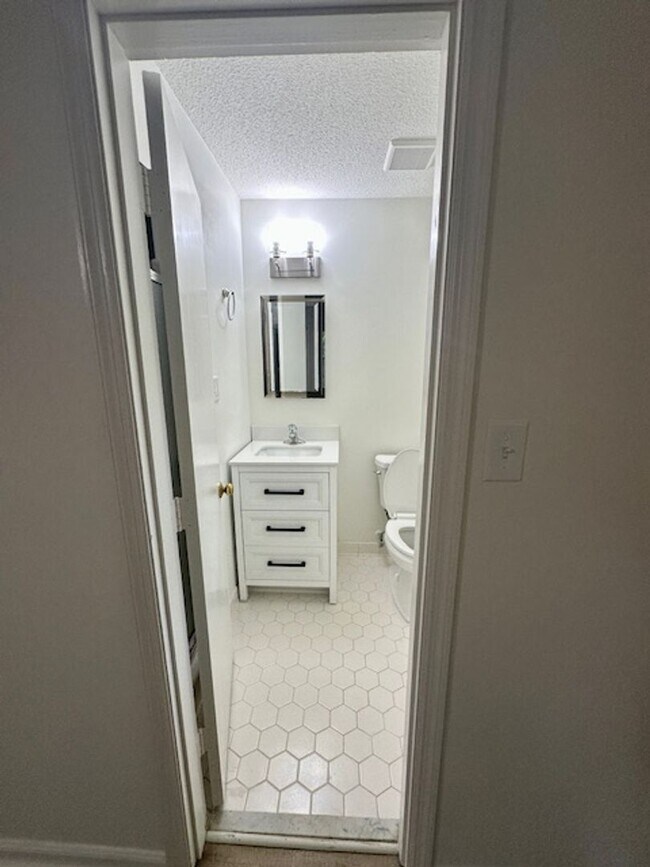 Building Photo - Renovated 5BR Home Minutes from Downtown Columbia | Two Full Kitchens + Fenced Yard ~ Available M...