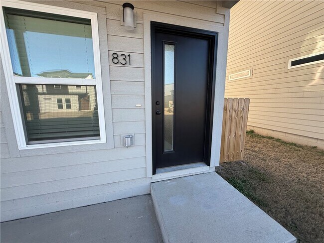 Building Photo - 831 States Ave