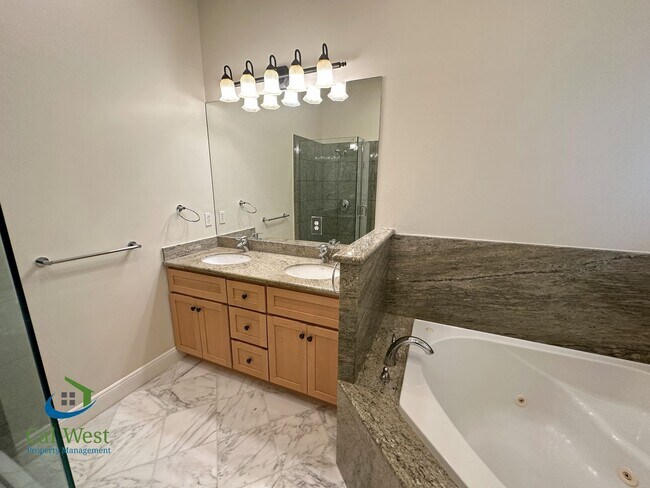 Building Photo - $7995 - Executive 4 bed, 3 full bath, Palo...