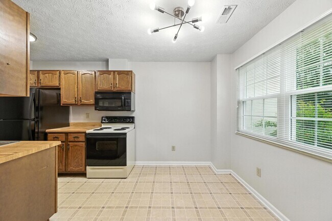 Building Photo - 39 Oneonta Drive Newport News VA 23602