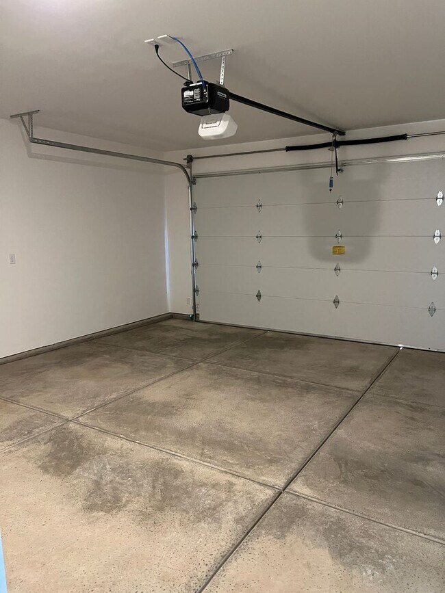 Building Photo - Newer 4 bedroom townhome in South Desert Gardens!