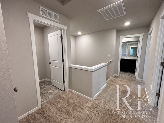 Building Photo - Charming 3-Bedroom, 2.5-Bath Home with Mod...