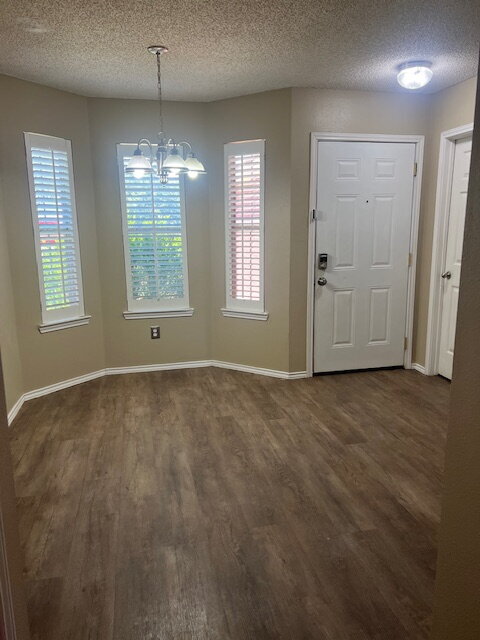 Building Photo - Great 3/2/2 home just south of S Loop 289!