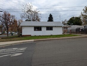 Building Photo - Two Bedroom House Downtown near Shasta High School