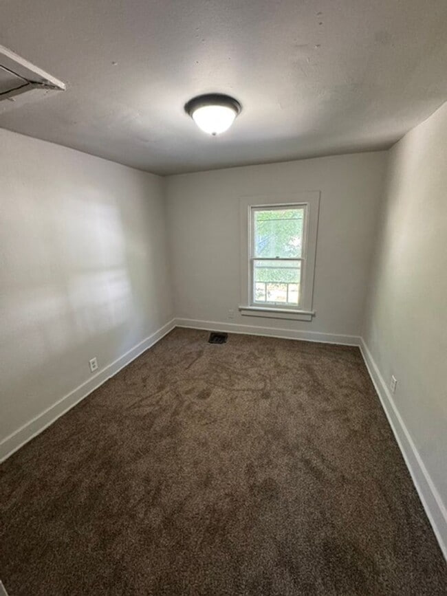 Building Photo - 1360 Huestis Ave