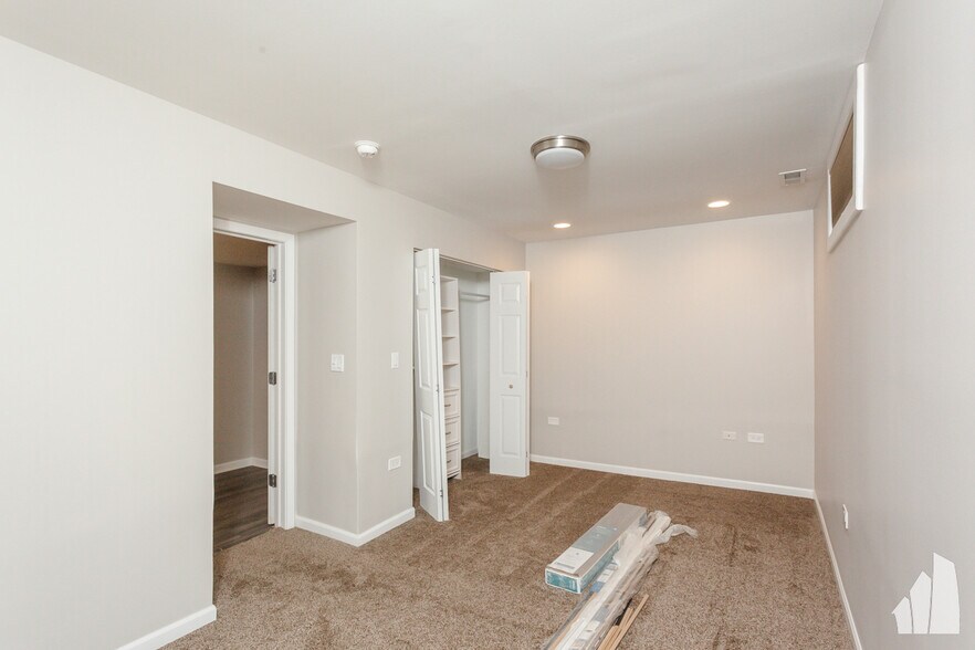 Building Photo - 845 W Lawrence Ave