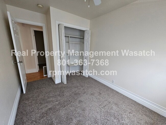 Building Photo - Check Out This 3 bed, 2 bath Condo with Ha...