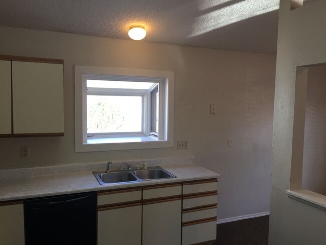 Building Photo - Cozy 4 Bedroom Bi-level in Security/Widefield