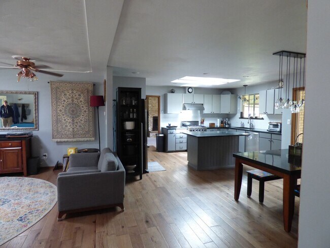 Building Photo - Beautiful Home in Longmont Estates