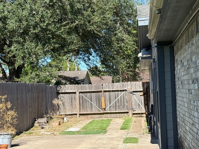 Building Photo - 12539 F Bar Dr