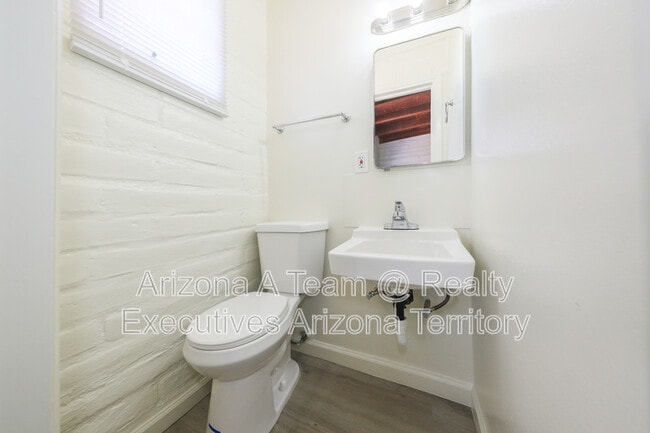 Building Photo - 3550 E Blacklidge Dr