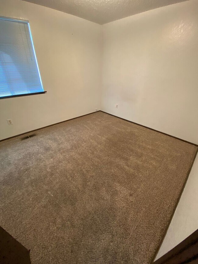 Building Photo - Rambler Fenced Backyard