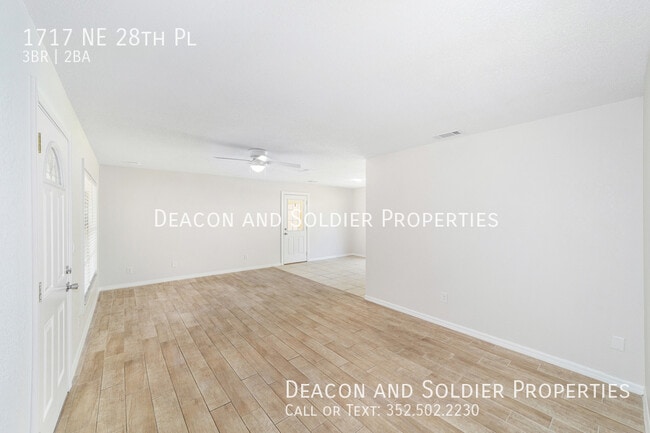 Building Photo - 1717 NE 28th Pl