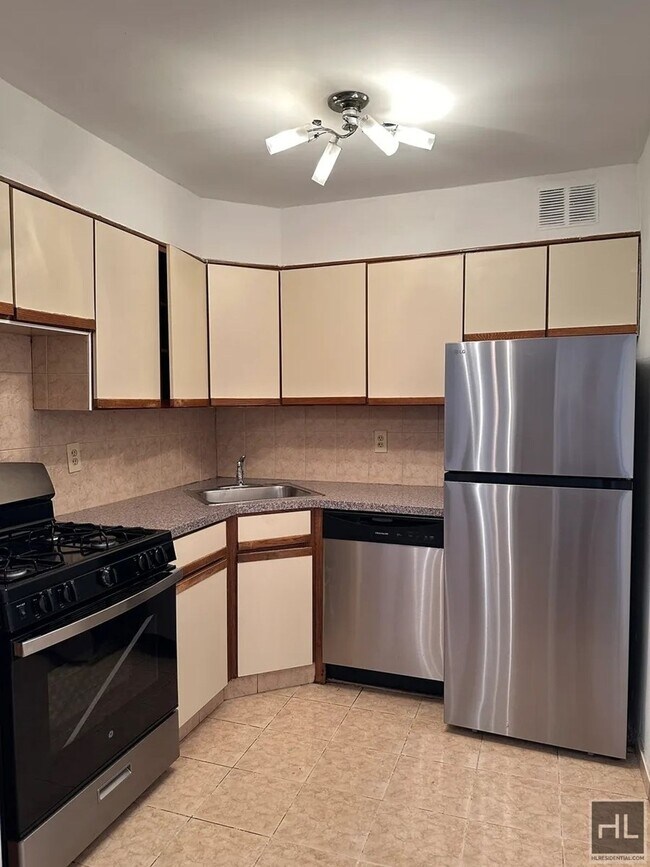 Building Photo - 2610 Ocean Pkwy