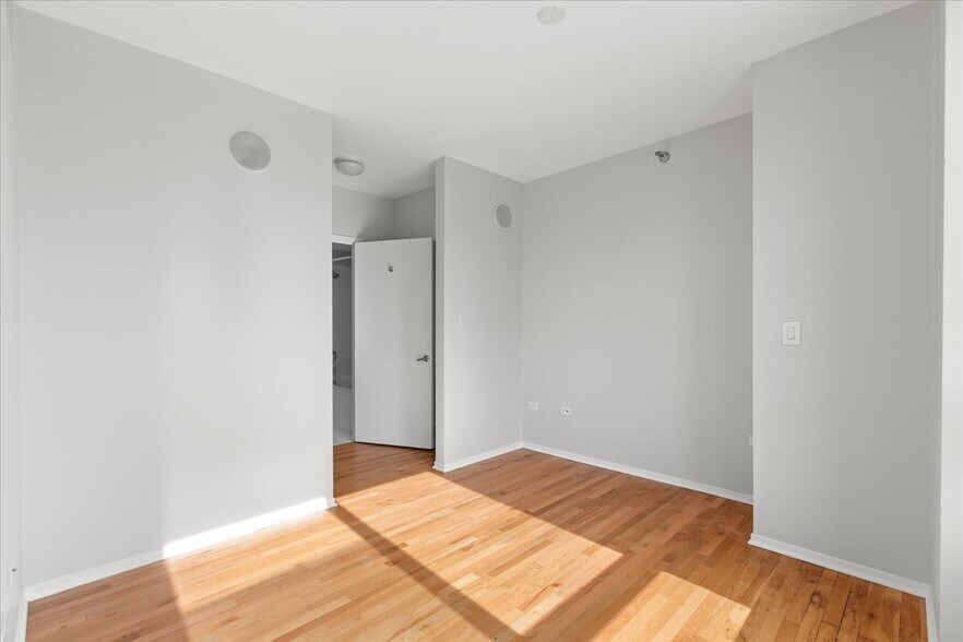 Building Photo - 701 S Wells St