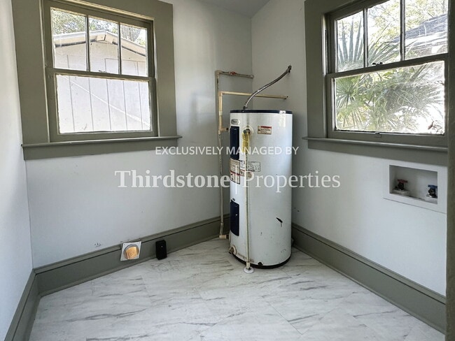 Building Photo - 2030 Redwing St