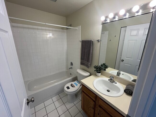 Building Photo - 5900 Oakwood Dr