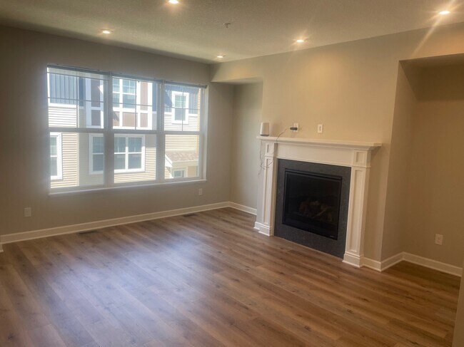 Building Photo - 873 Roselyn Dr