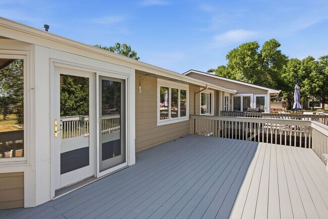 Building Photo - 4 Bedroom 3 Bathroom Duplex in Emerald Glen