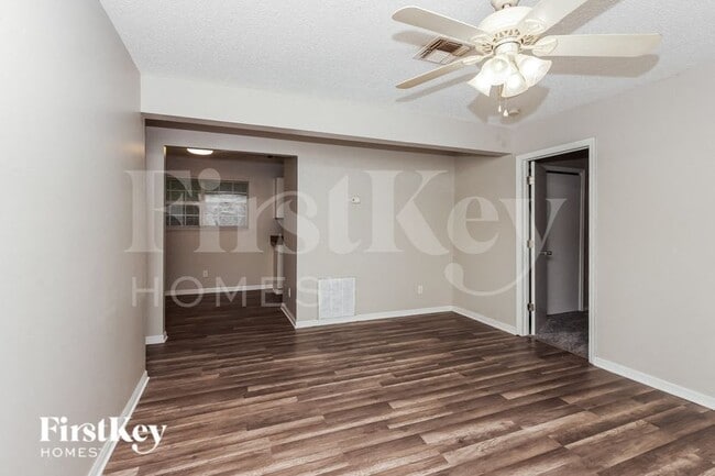 Building Photo - 830 Burland St