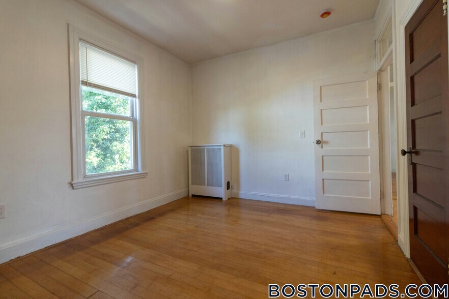 Building Photo - 24 Leamington Rd