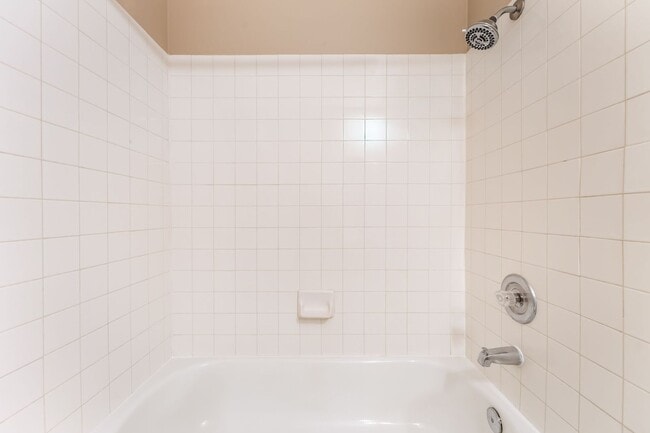 Building Photo - Single Story  2 bedroom and 2 bathroom Con...