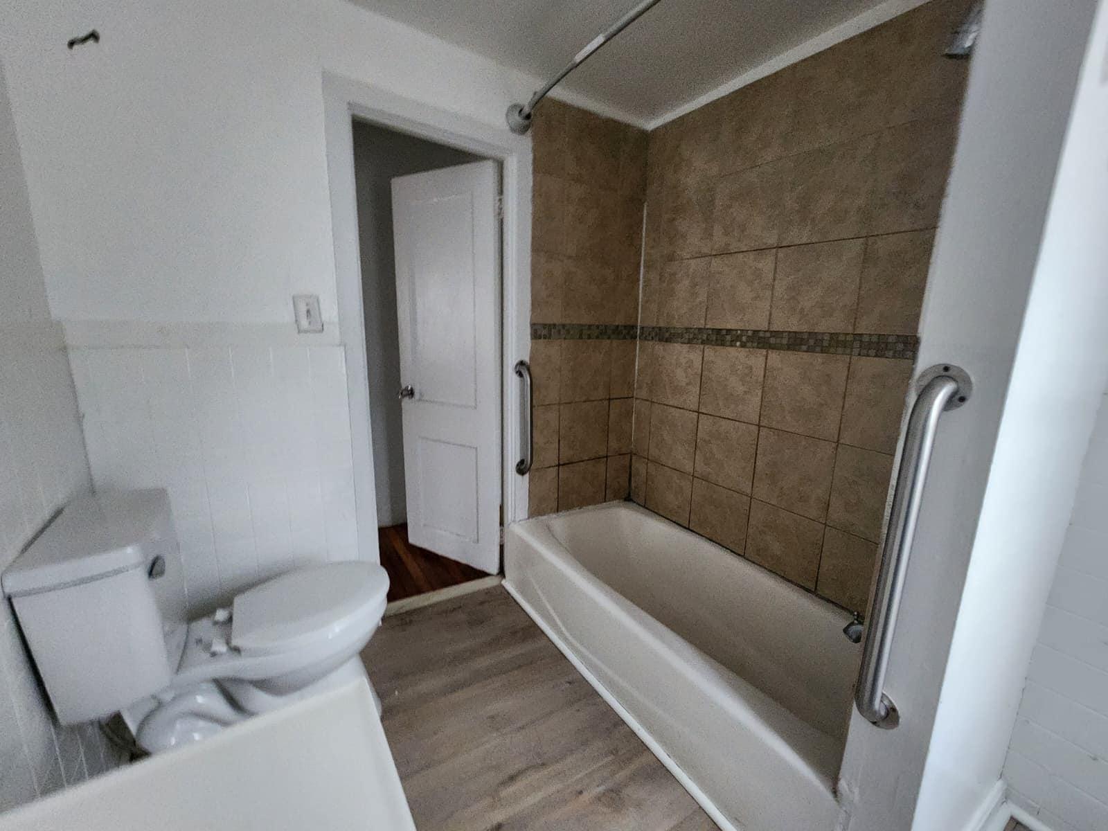 Building Photo - 300 W Elm St