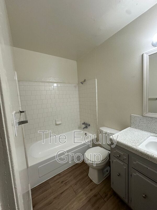Building Photo - 1418 S Crowe St