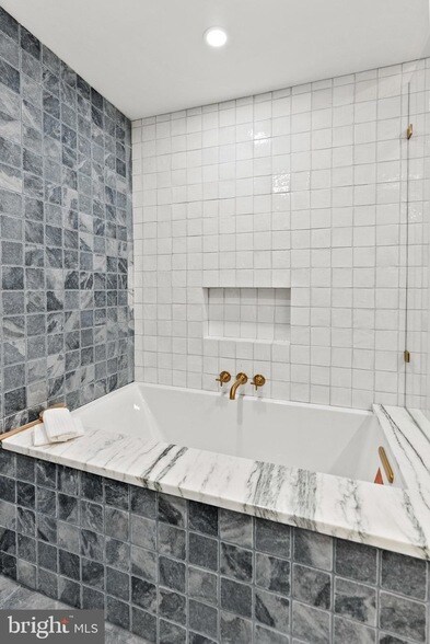 Building Photo - 2460 Ontario Rd NW