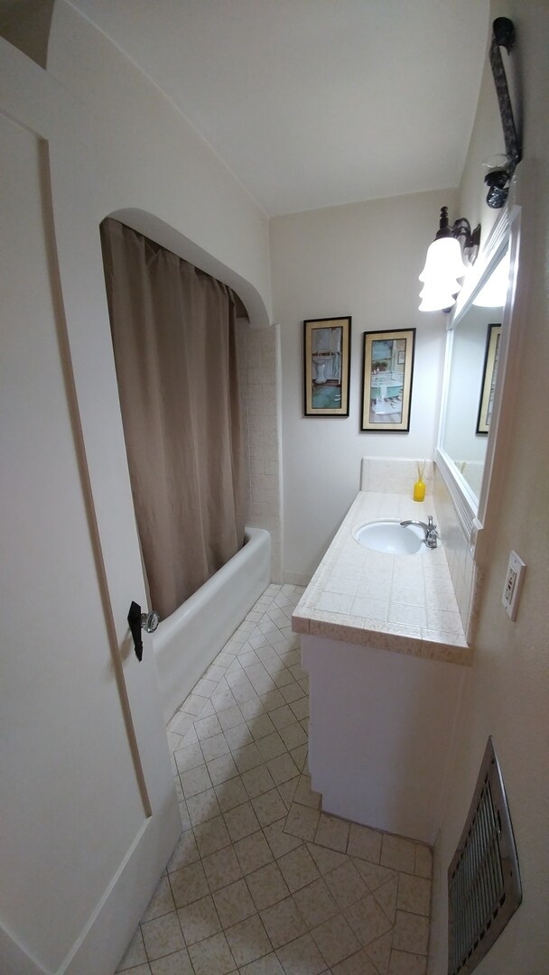 Building Photo - Gorgeous and Spacious 3-Bedroom 2-Bath home with Built-In BBQ, Garage, Hardwood Floors & Yard! MO...