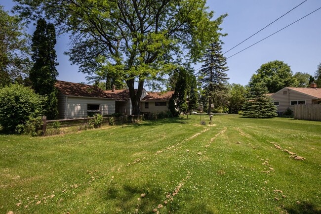 Building Photo - Come home to the serenity of Mequon-Thiensville