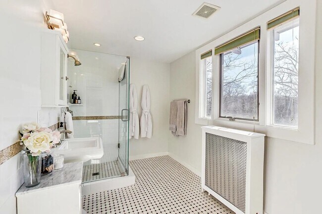 Building Photo - Palisades, NW Washington, DC - Beautiful 4...